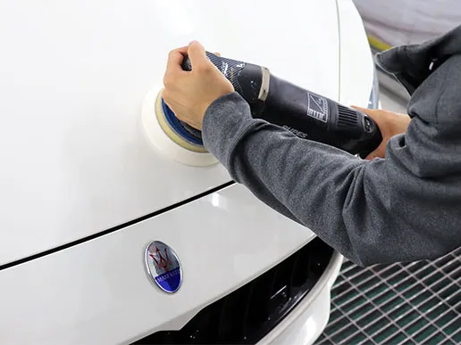車のコーティングの前に下地処理をする様子