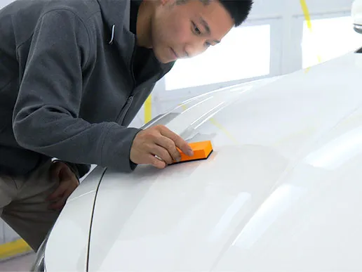 車のボディコーティングをする様子