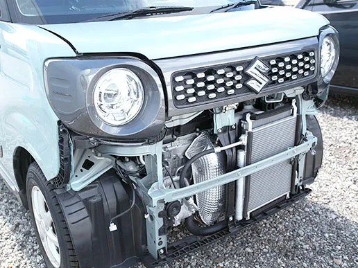 メンテナンス中の車